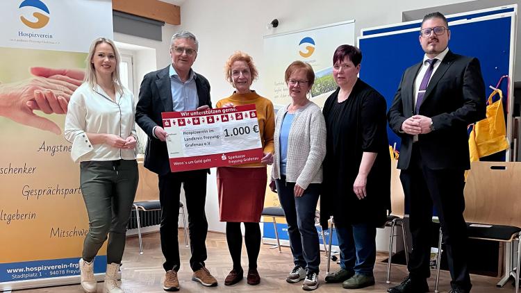 Bei der Spendenübergabe beim Hospizverein